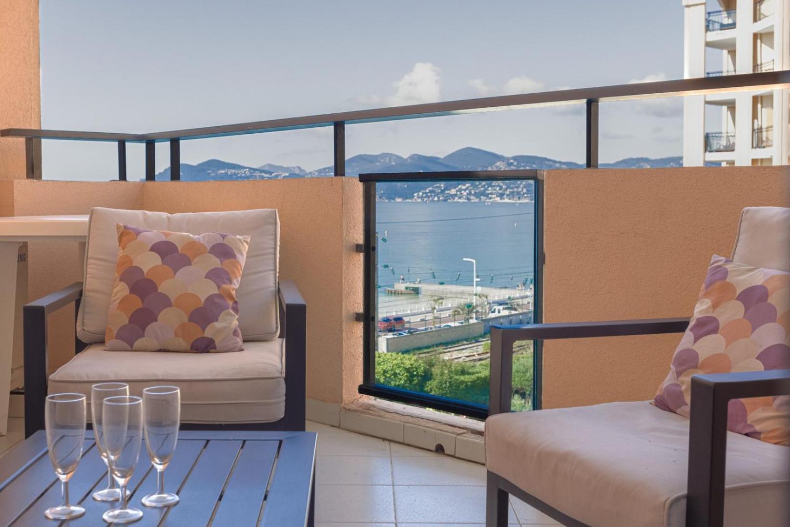 Serene Azure Apt With Riveria View Apartment